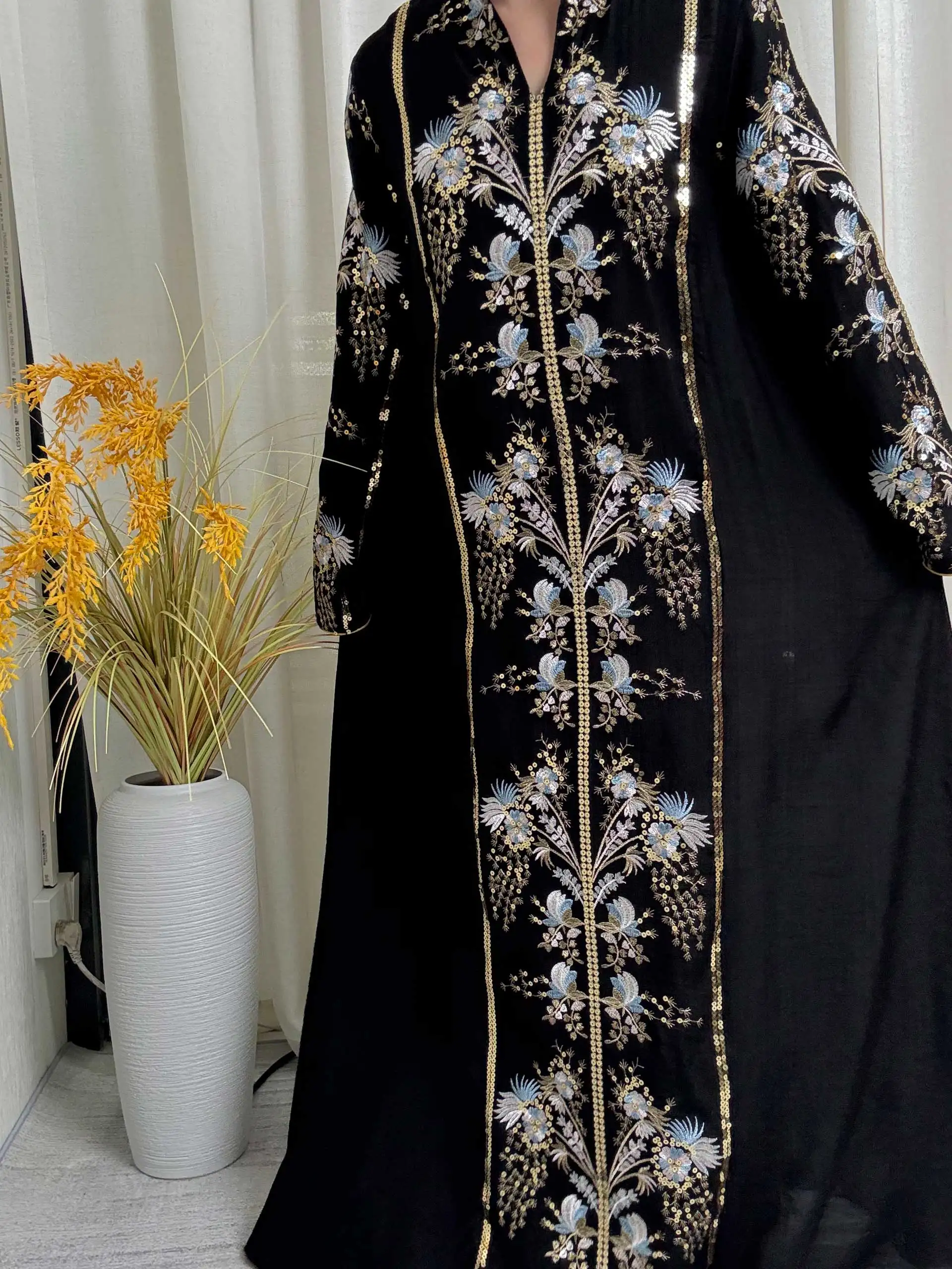 Abaya musulman noir avec col montant col en V et broderie florale blanche bleue exquise idéale pour les célébrations de cérémonies islamiques