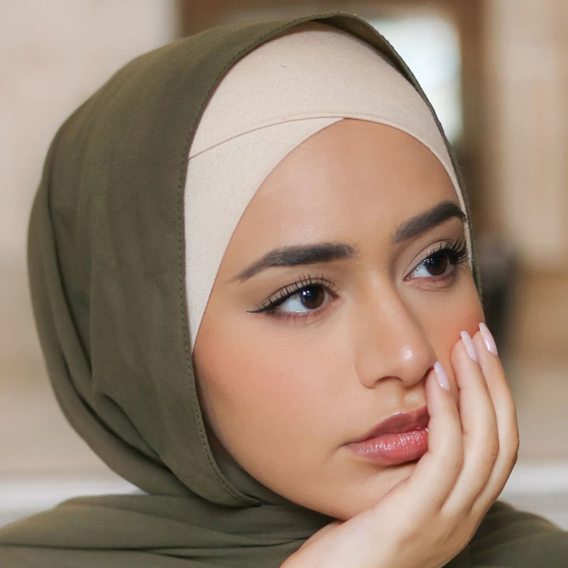 Hijab Coton Vert Olive Beige Clair Bordure Beige Coupe Ajustee Tombé Leger Occasion Quotidienne Décontracté Mobilité Confortable