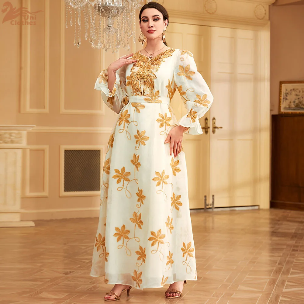Robe Longue Polyester Blanche Motifs Floraux Dorés Coupe Ajustée Tombe Ample Soirée Fête Printemps Été