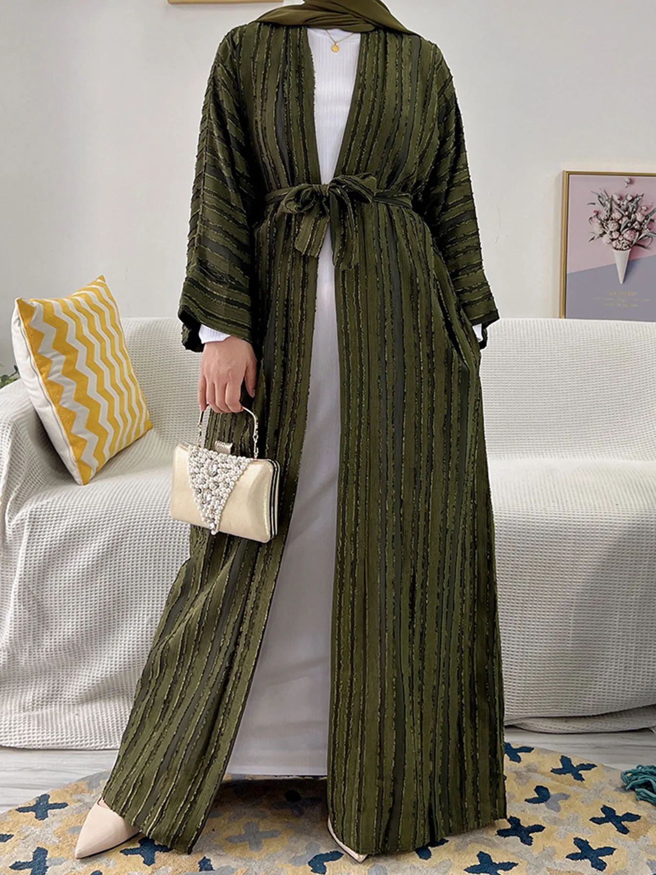 Abaya à rayures vertes avec détail de ceinture, adapté aux tendances de la mode au Qatar saoudien et les sorties quotidiennes modestes islamiques, rassemblement décontracté