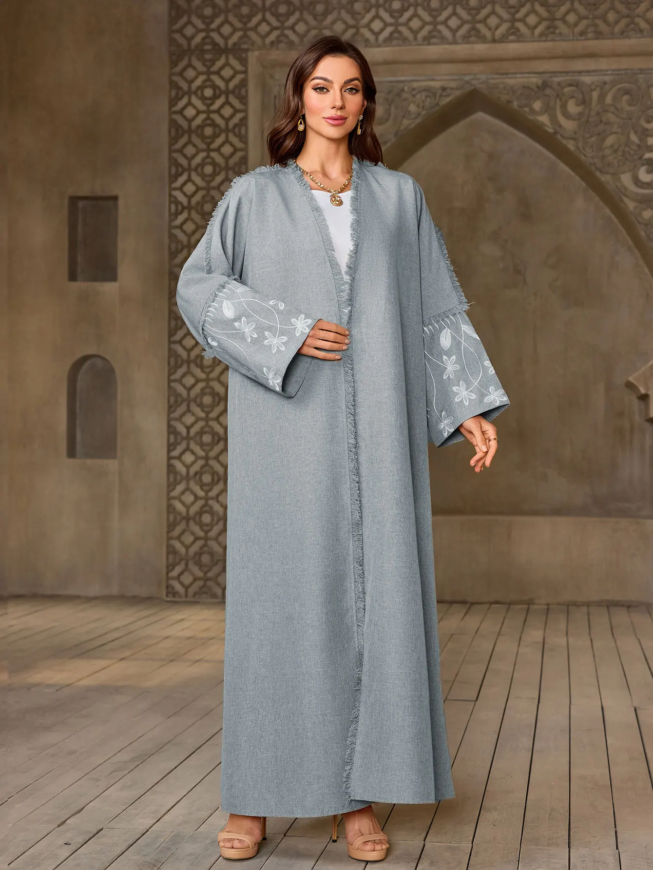 Abaya gris clair élégant pour dames islamiquesBroderie florale pour les célébrations du Ramadan à Dubaï, du koweït et du Moyen-Orient, usage quotidien