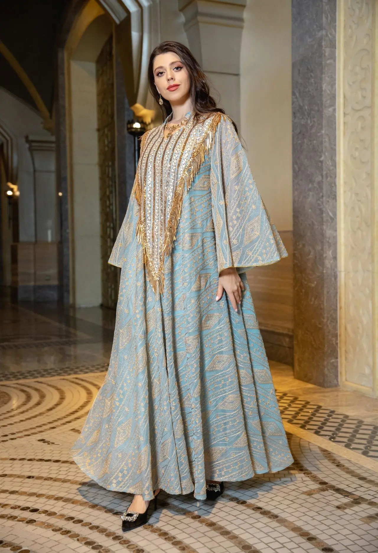 Abaya musulman de luxe de Style dubaï, vert clair avec des embellissements de paillettes dorées et brillantes, idéal pour les Galas de la haute société arabe, nouvelle collection 2025