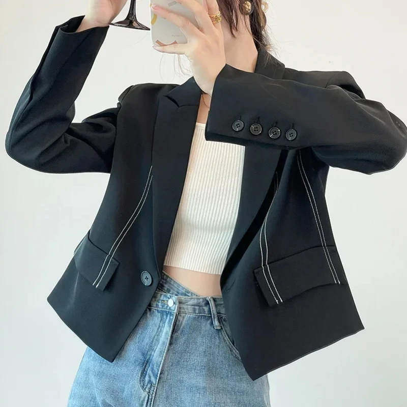 Blazer Tailleur Noire Coton Polyester Spandex Coupe Droite Ajustée Longueur Moyenne Hanches Blancs Coutures Visibles Poches Bureau Élégant