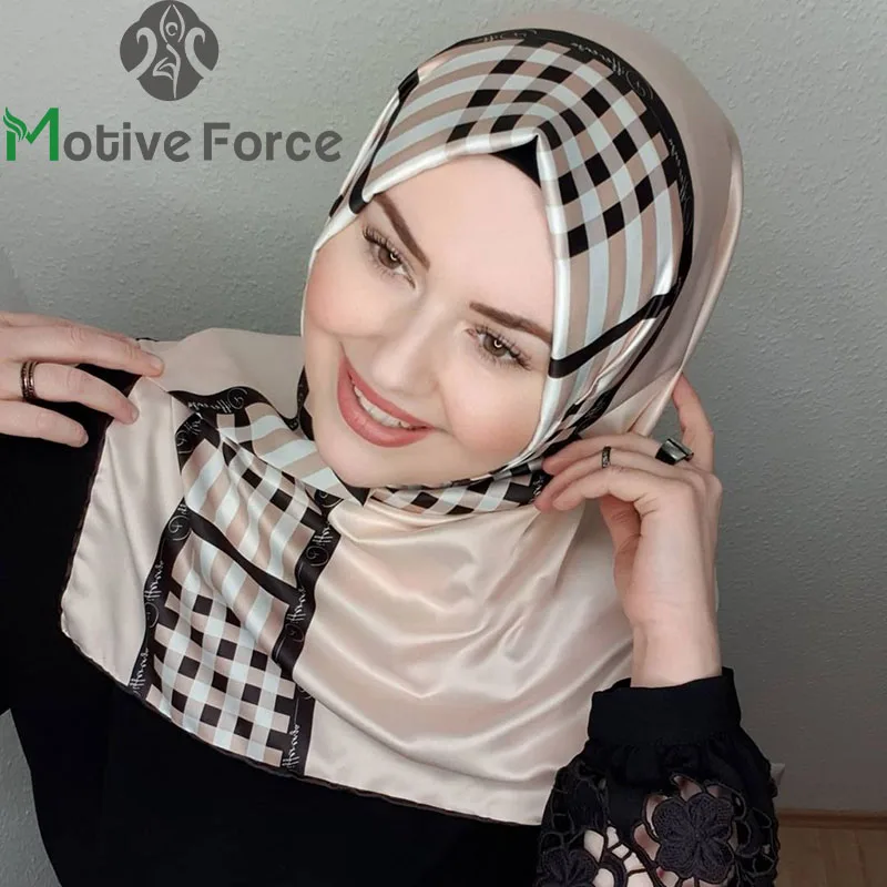 Abaya Carree Silk Beige Noir Motif Damier Blanc Noir Satin Brillant Douce Matiere Libre Tombe Moyenne Longueur Soiree Religieuse Fete