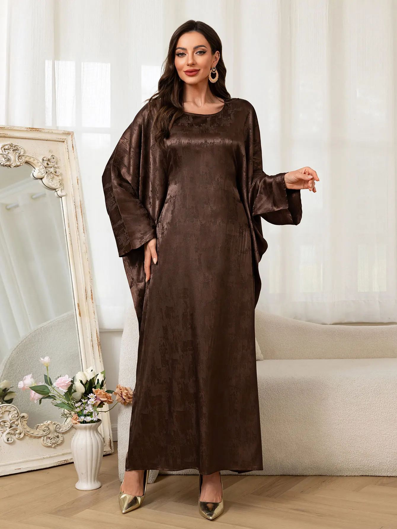 Abaya à manches chauve-souris marron islamique avec tissu à motif complexe, idéal pour un usage quotidien dans les États-Unis et les occasions islamiques formelles