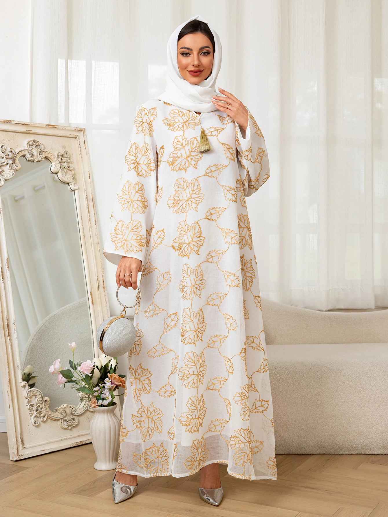 Abaya islamique pour femmes, avec motifs de feuilles dorées, collier avec pompon, accent pour les observances du Ramadan, événements religieux du moyen-orient, 2025