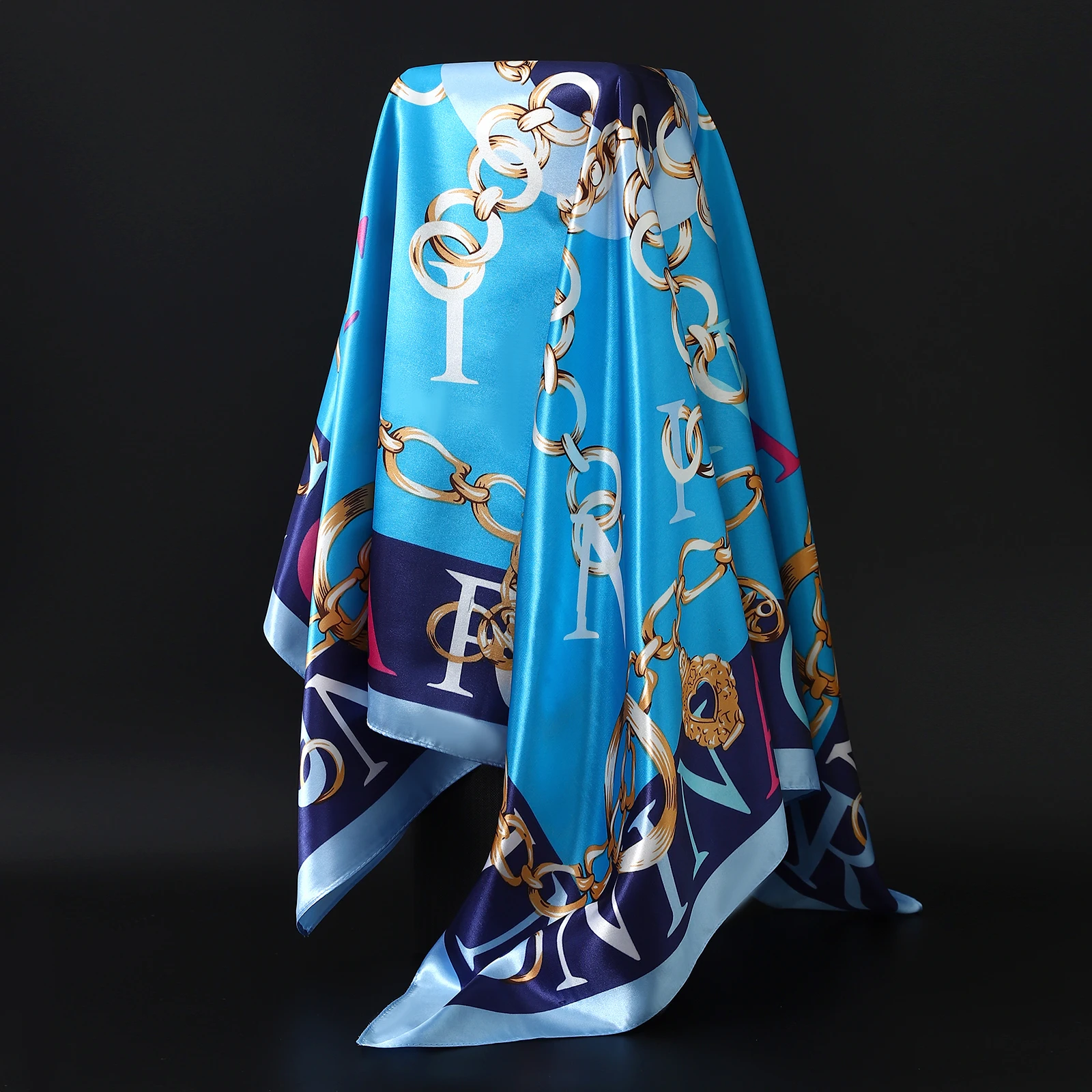Foulard Carré Polyester Couleurs Bleu Clair Bleu Marine Rose Blanc Motifs Chaînes Dorées Lettres Stylisées Occasion Quotidienne Élégante