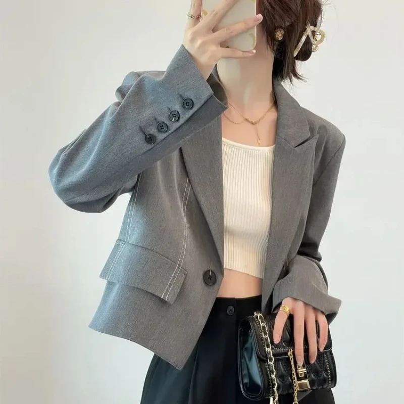 Blazer Tailleur Noire Coton Polyester Spandex Coupe Droite Ajustée Longueur Moyenne Hanches Blancs Coutures Visibles Poches Bureau Élégant