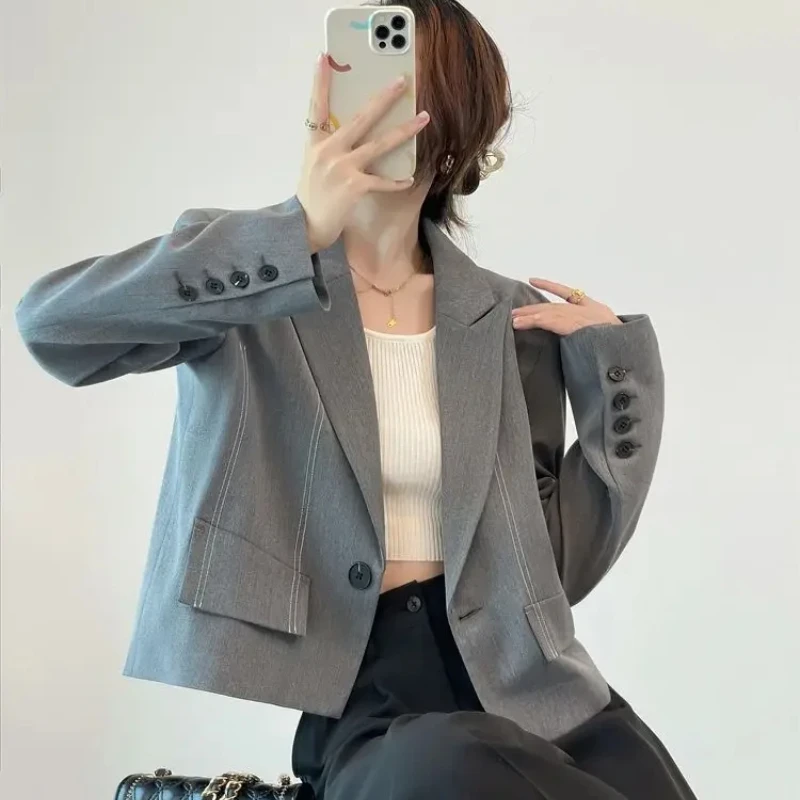 Blazer Tailleur Noire Coton Polyester Spandex Coupe Droite Ajustée Longueur Moyenne Hanches Blancs Coutures Visibles Poches Bureau Élégant