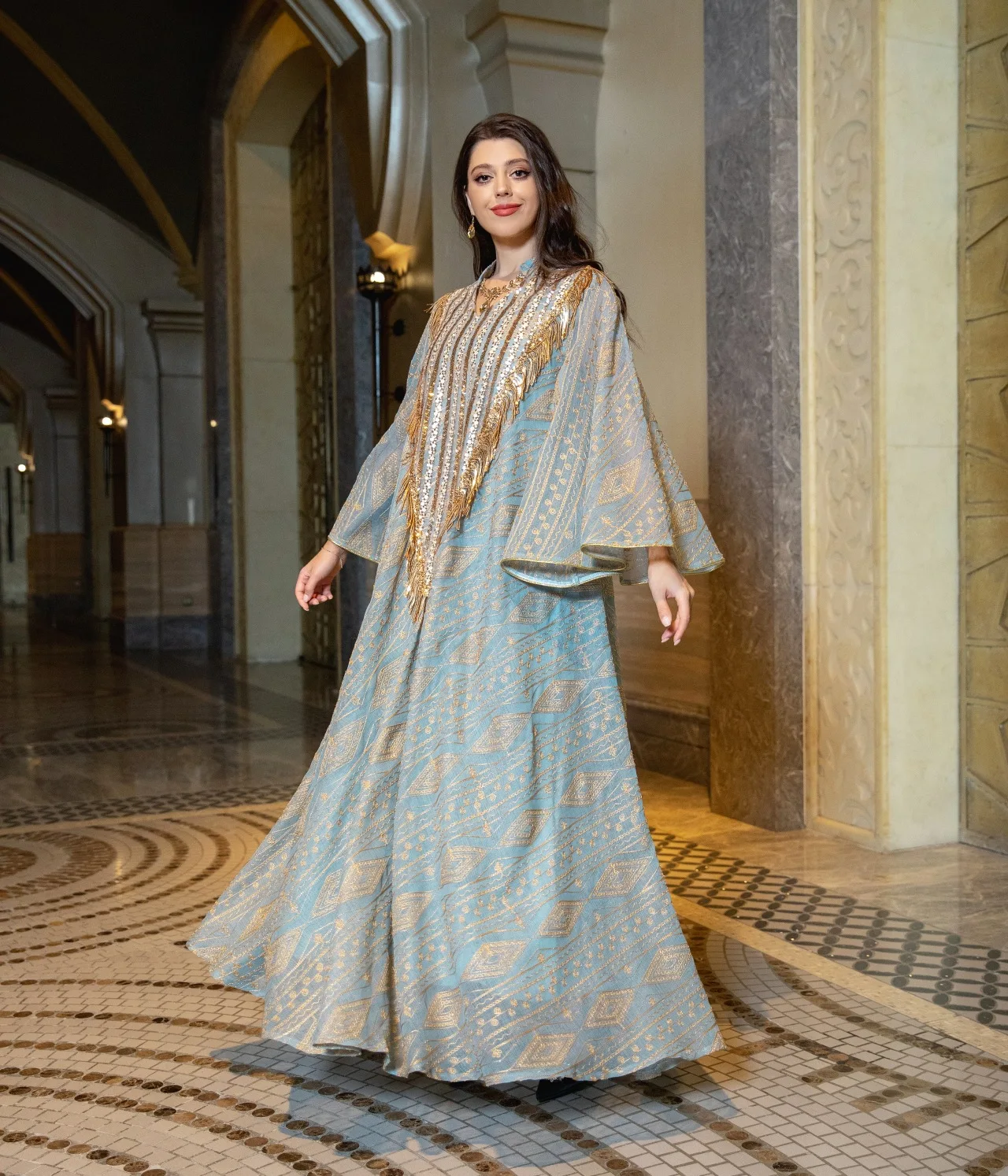 Abaya musulman de luxe de Style dubaï, vert clair avec des embellissements de paillettes dorées et brillantes, idéal pour les Galas de la haute société arabe, nouvelle collection 2025