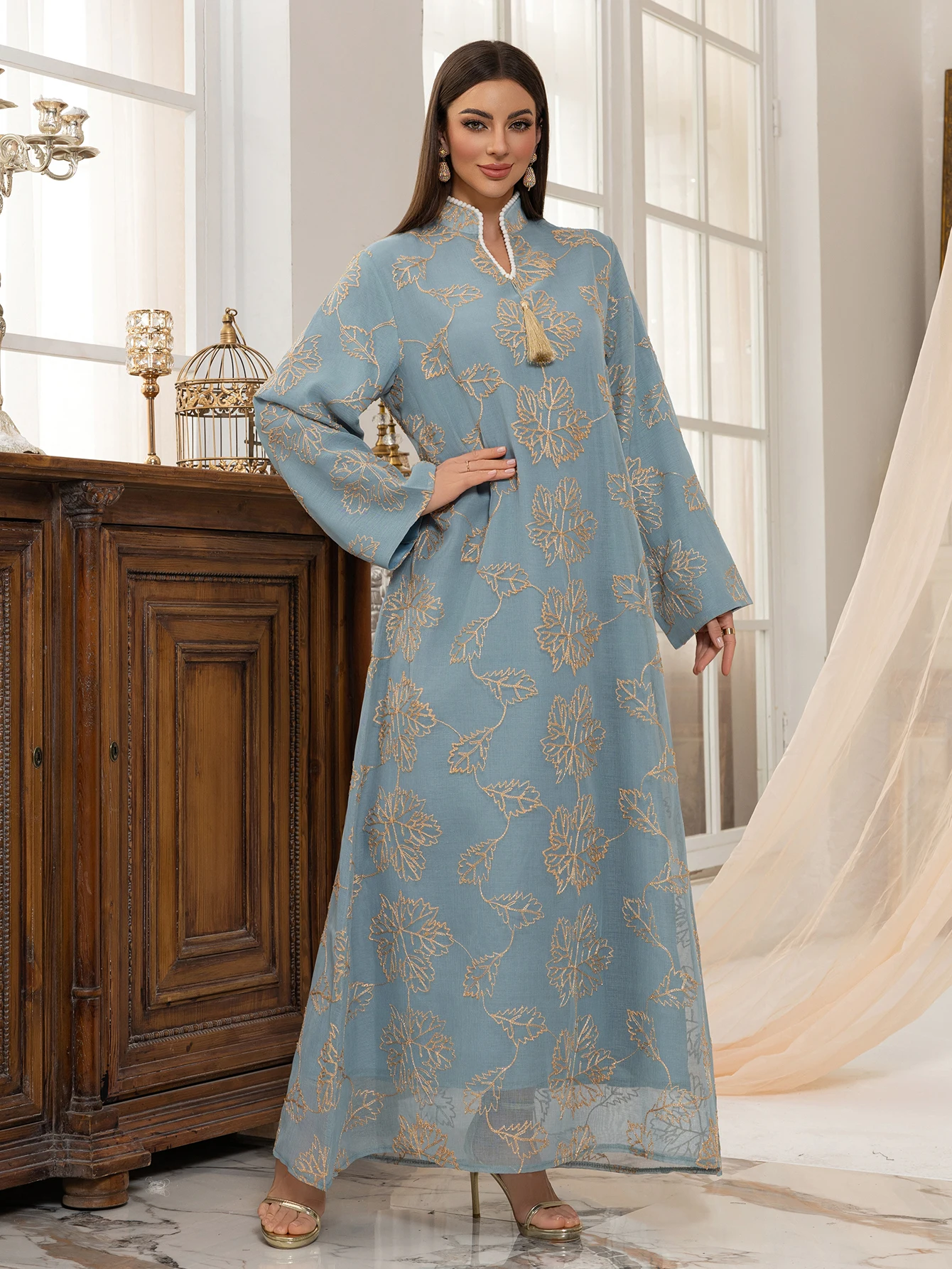 Nouvelle Abaya légère musulmane ornée d'un ornement de pompon de feuille d'or pour un usage quotidien et des Occasions festives dans les communités islamiques