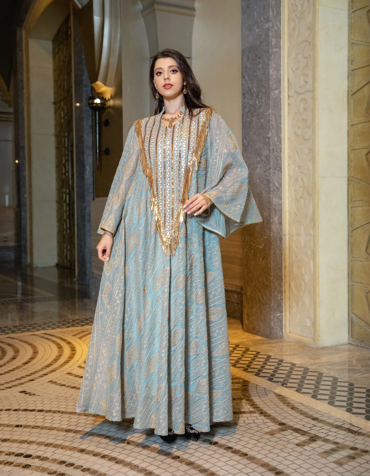 Abaya musulman de luxe de Style dubaï, vert clair avec des embellissements de paillettes dorées et brillantes, idéal pour les Galas de la haute société arabe, nouvelle collection 2025