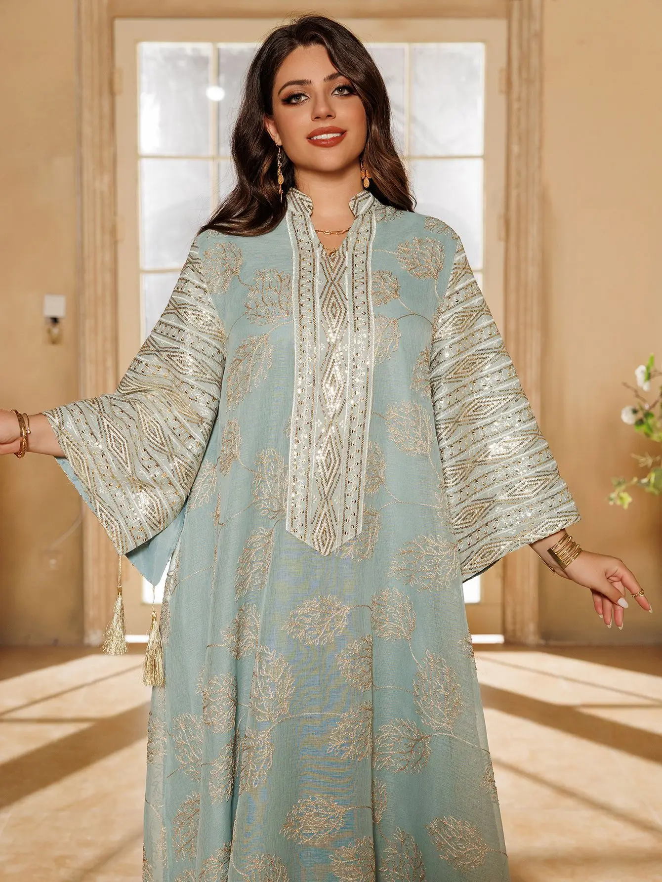 Abaya islamique brodé bleu clair pour femmes musulmanes avec détails dorés, idéal pour les événements formels au Moyen-Orient comme des Émirats arabes saoudiennes