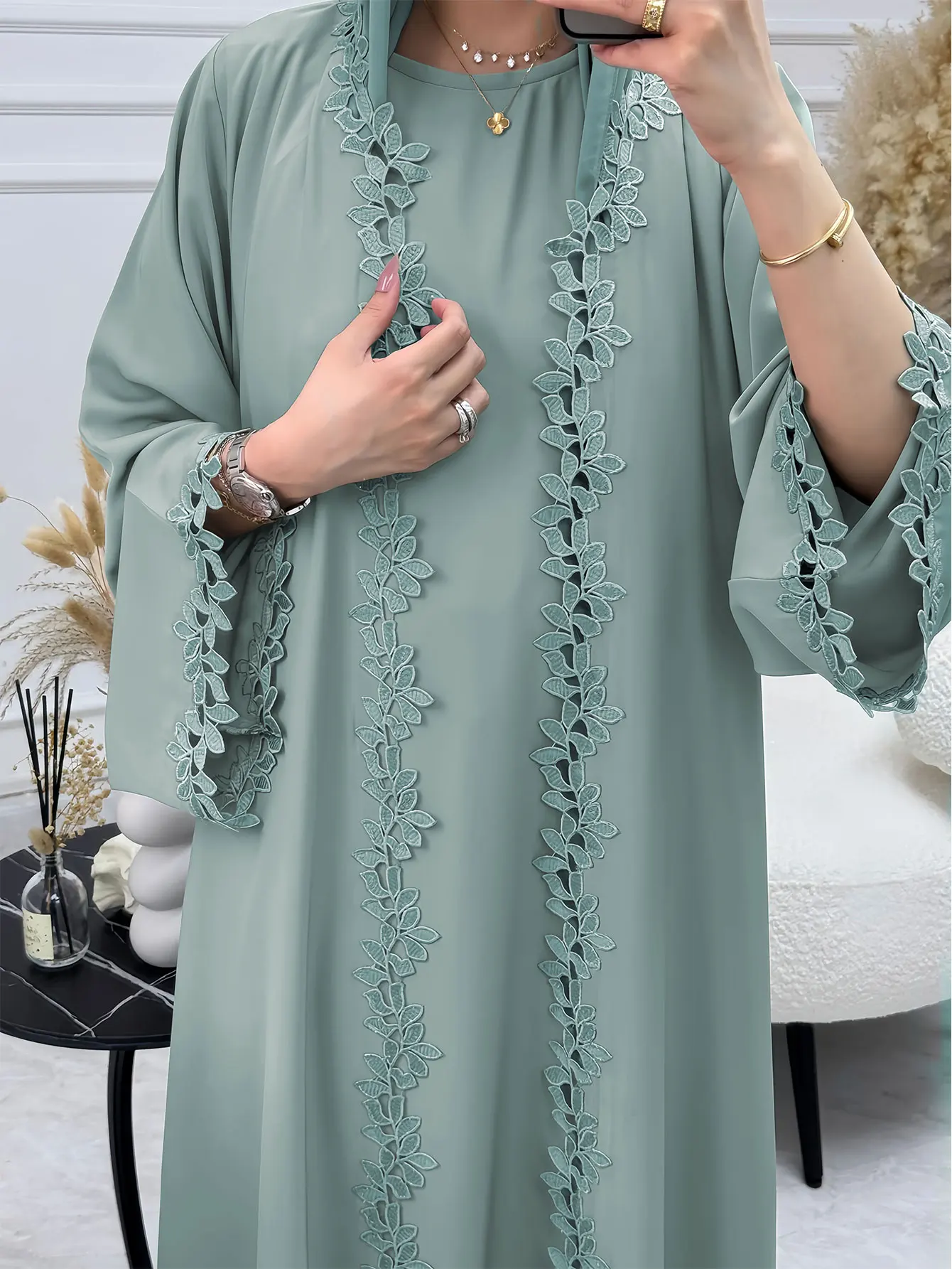 Abaya musulman vert Robe longue avec broderie de feuilles artistiques pour les femmes recherche d'un mélange de design traditionnel et élégant
