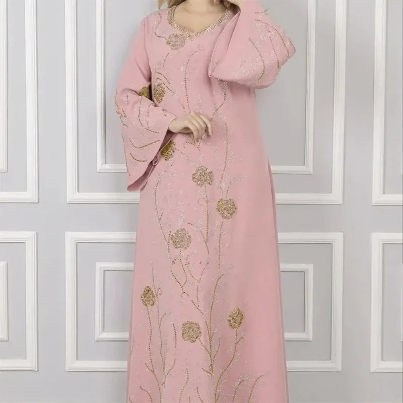 Robe Longue Abaya Polyester Rose Clair Motif Floral Dore Coupe Cintrée Silhouette Elégante Déplacement Fête Traditionnelle