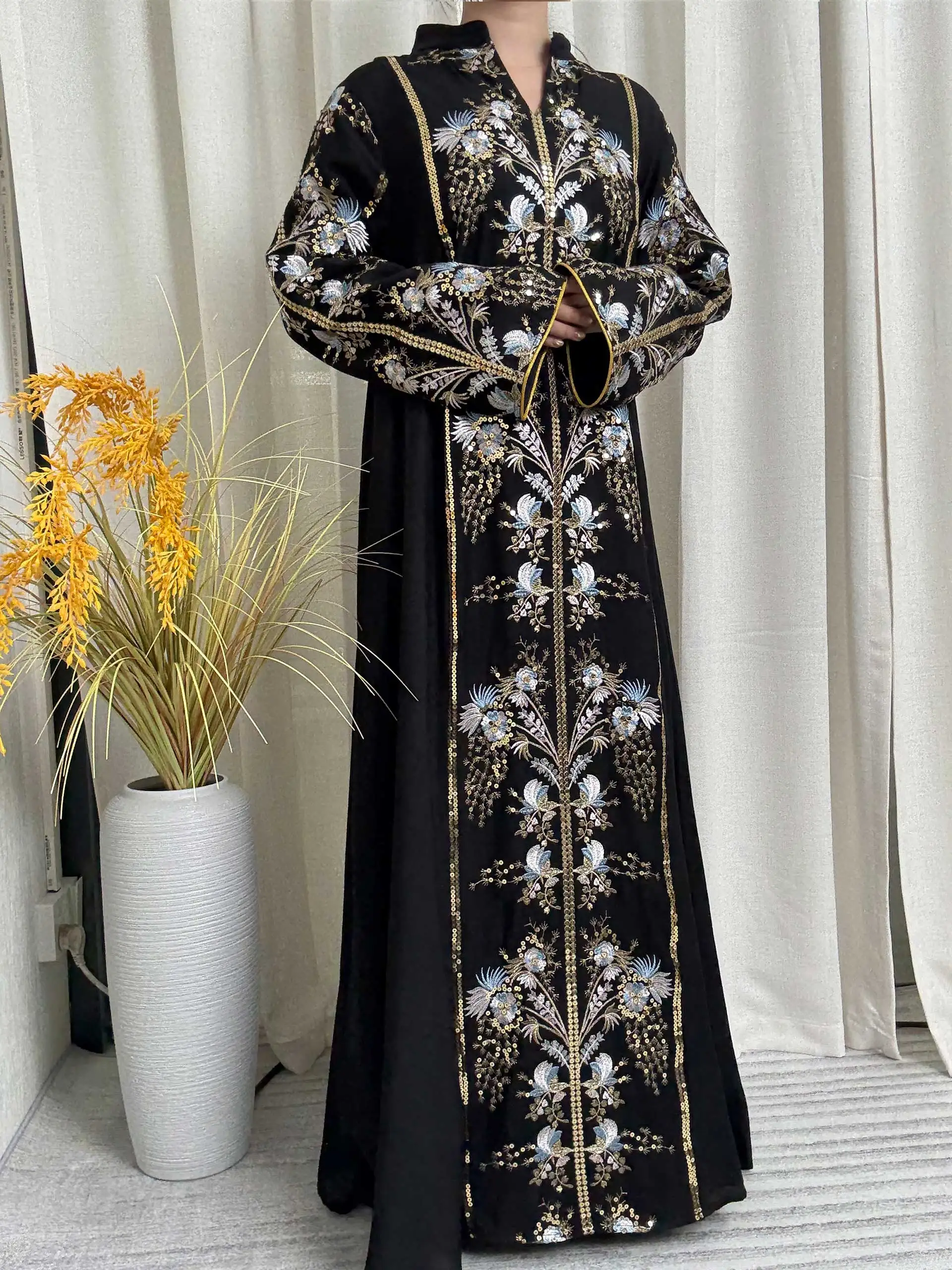 Abaya musulman noir avec col montant col en V exquis broderie florale bleu-blanc accents dorés idéal pour les réunions du Ramadan