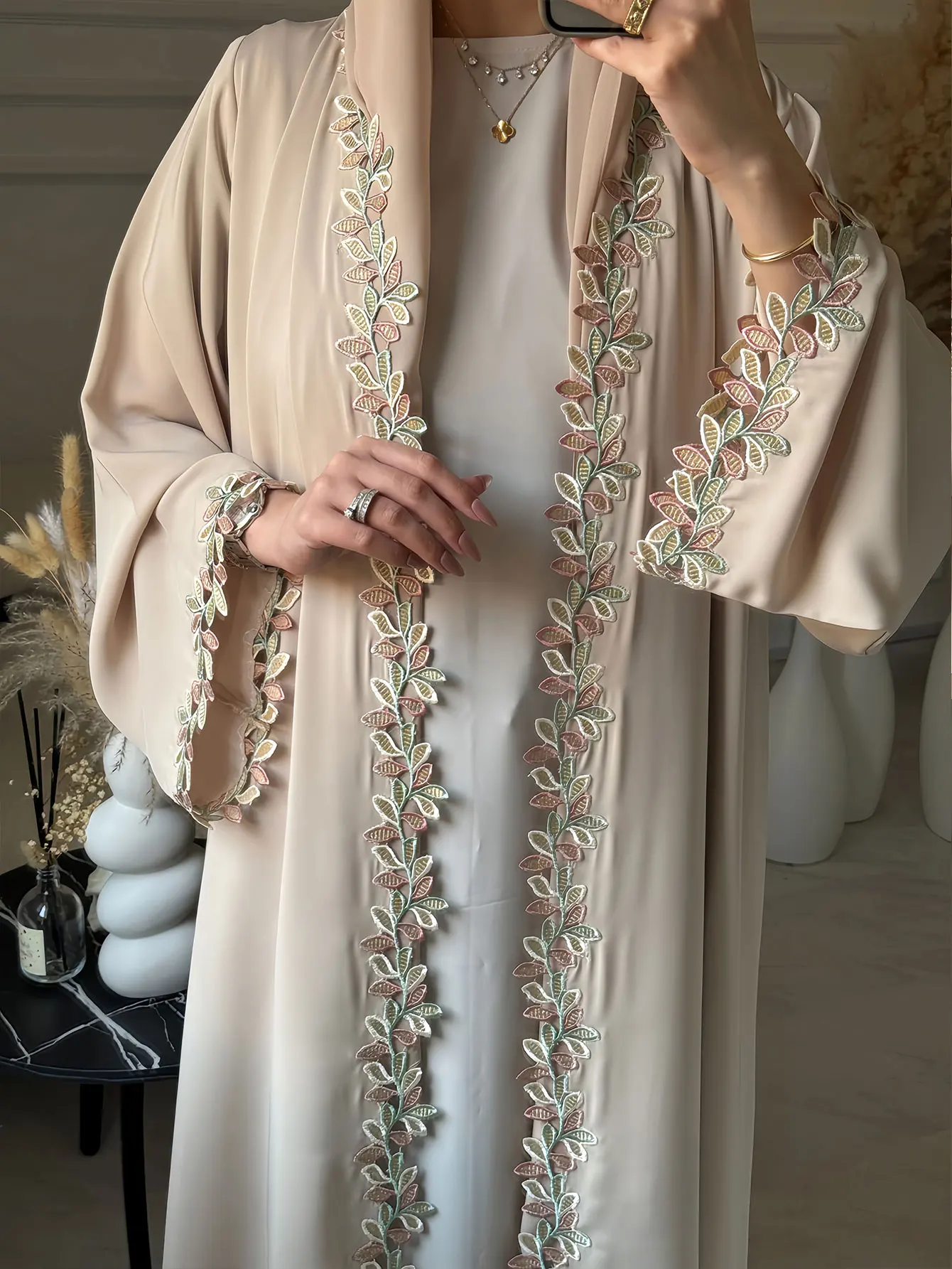 Abaya beige pour femme musulmane avec broderie de feuilles multicolores délicates Merging modestie et élégance pour les occasions quotidiennes et spéciales