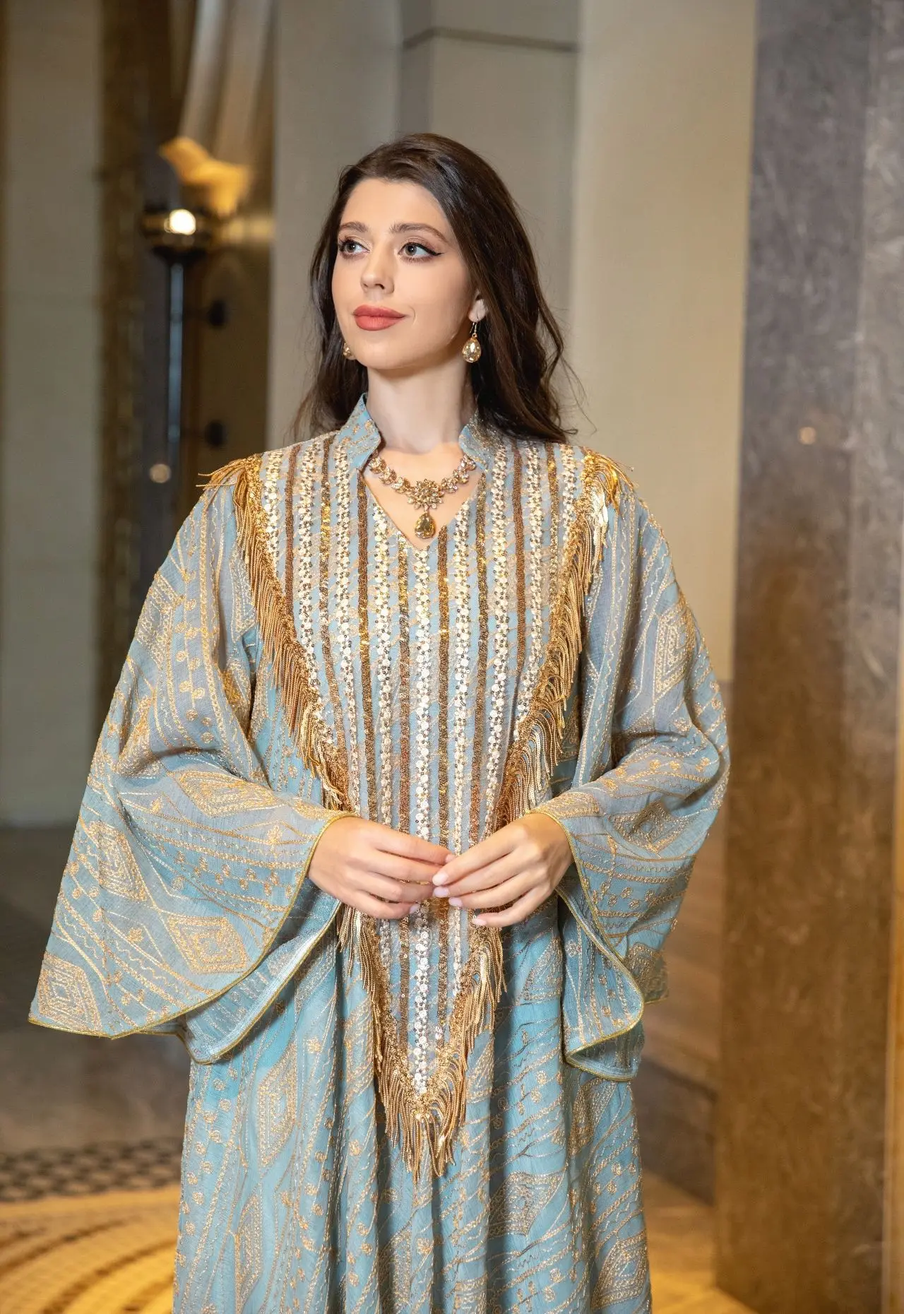 Abaya musulman de luxe de Style dubaï, vert clair avec des embellissements de paillettes dorées et brillantes, idéal pour les Galas de la haute société arabe, nouvelle collection 2025