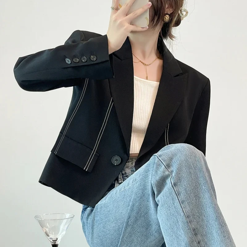 Blazer Tailleur Noire Coton Polyester Spandex Coupe Droite Ajustée Longueur Moyenne Hanches Blancs Coutures Visibles Poches Bureau Élégant