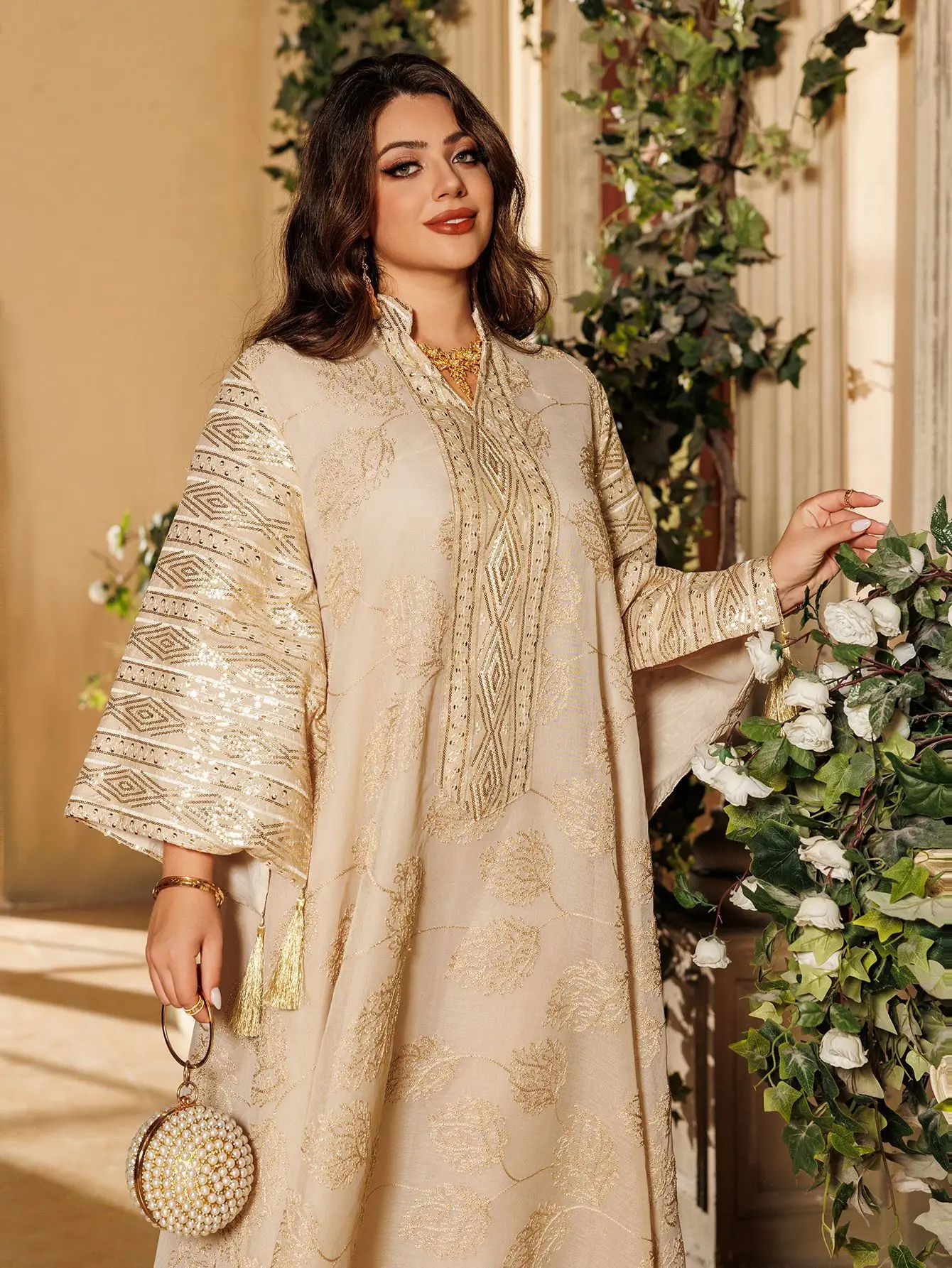 Abaya brodé islamique beige pour femmes musulmanes avec détails dorés, idéal pour les occasions formelles au Moyen-Orient comme des Émirats britanniques et saoudiens