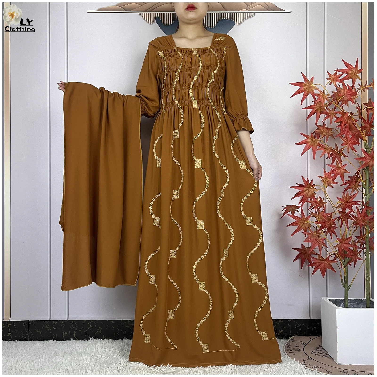 Robe Ample Coton Marron Clair Motif Dore Forme Droite Taille Cintrée Plis Decoratifs Occasion Formelle Automne Hiver