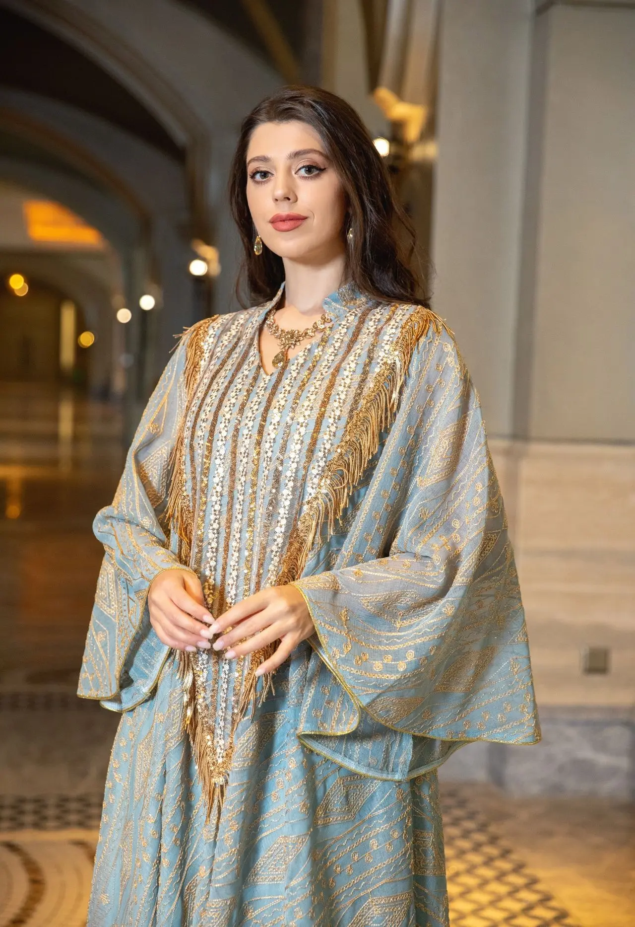 Abaya musulman de luxe de Style dubaï, vert clair avec des embellissements de paillettes dorées et brillantes, idéal pour les Galas de la haute société arabe, nouvelle collection 2025