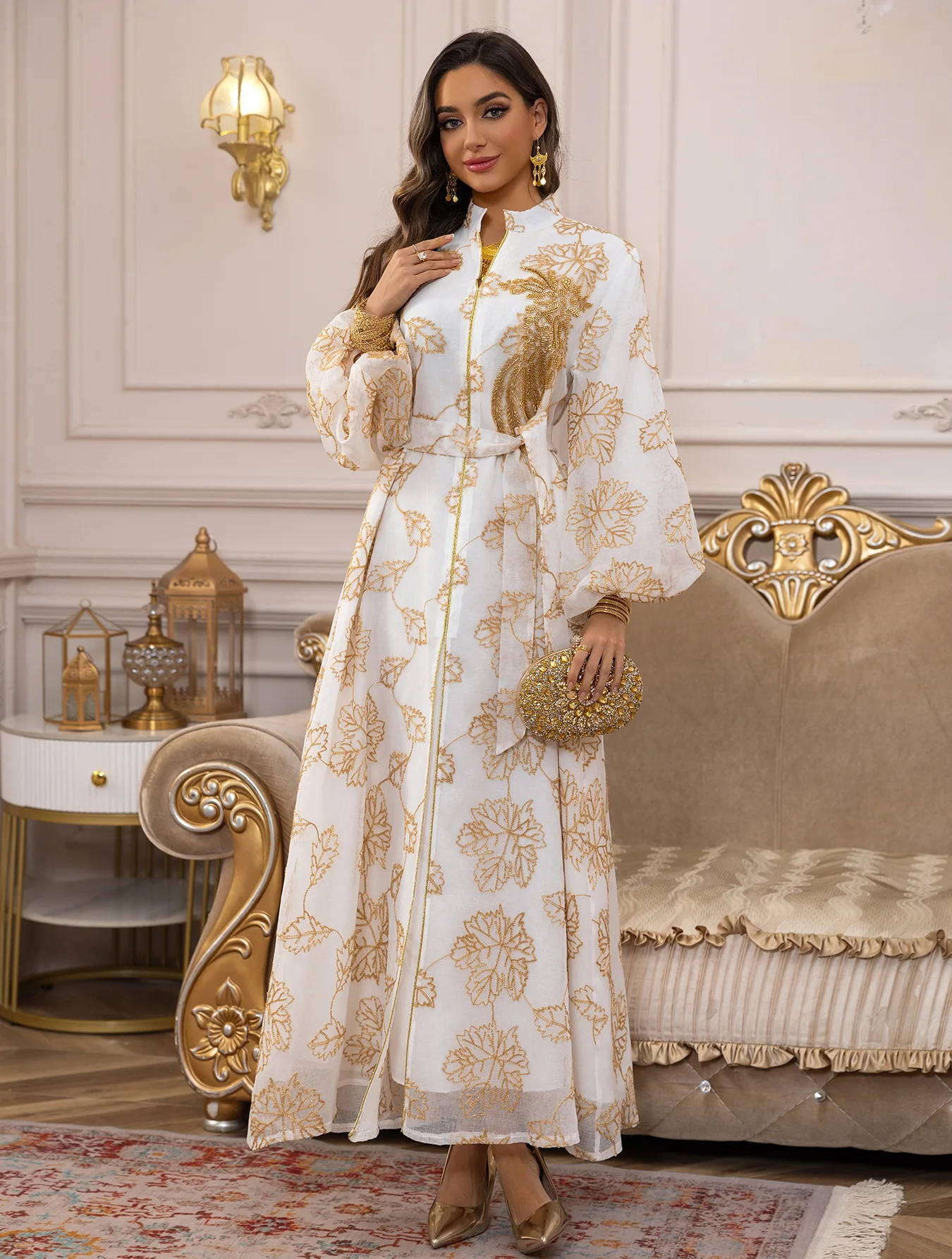 Abaya musulman de luxe, Base blanche, robe longue brodée florale dorée avec ceinture à la taille, élégante et modeste, vêtements de cérémonie islamiques, dubaï, 2025