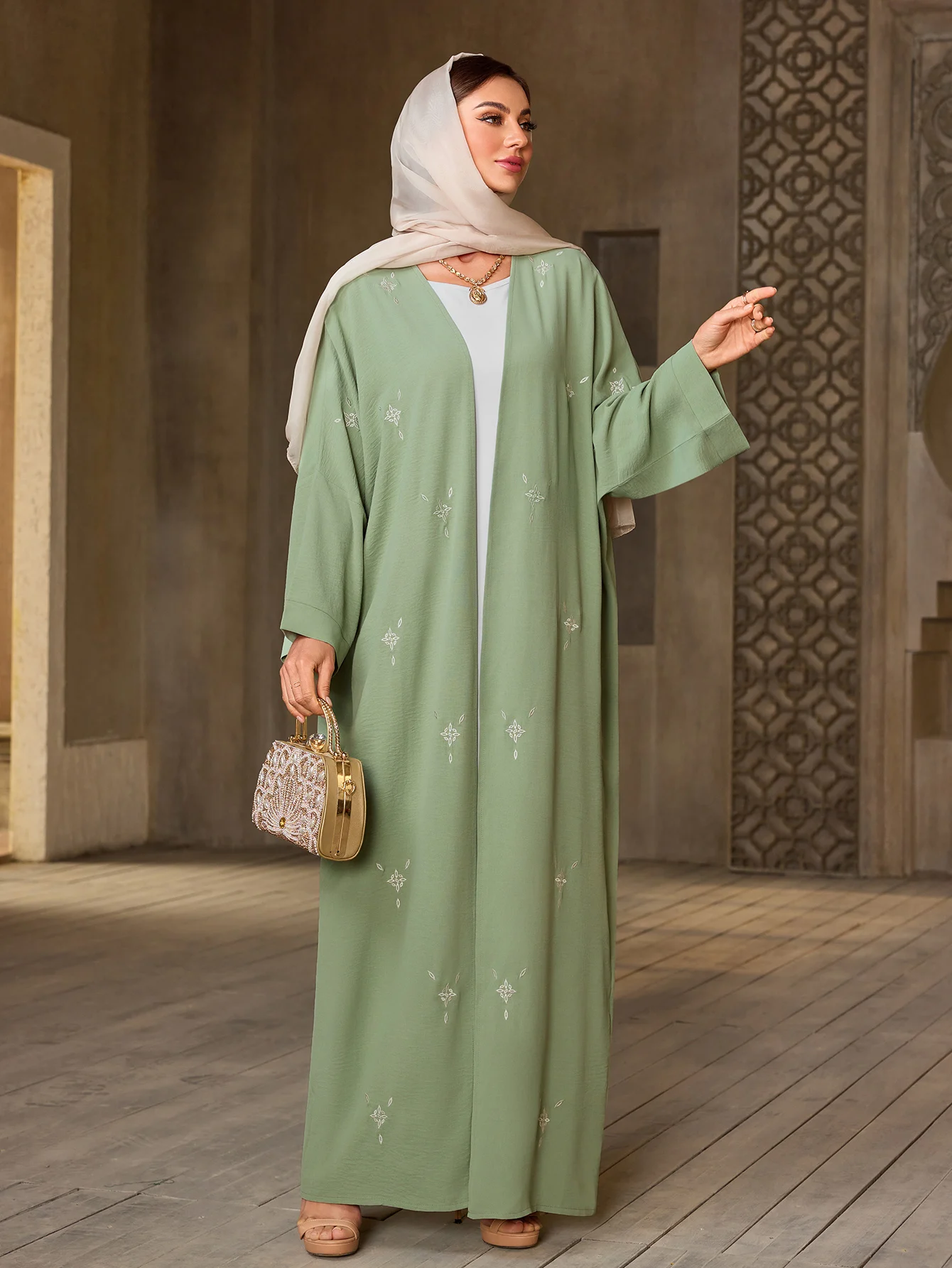 Abaya vert clair pour dames islamiques, détails de broderie blanche, idéal pour un usage quotidien au Qatar, du koweït et du Moyen-Orient