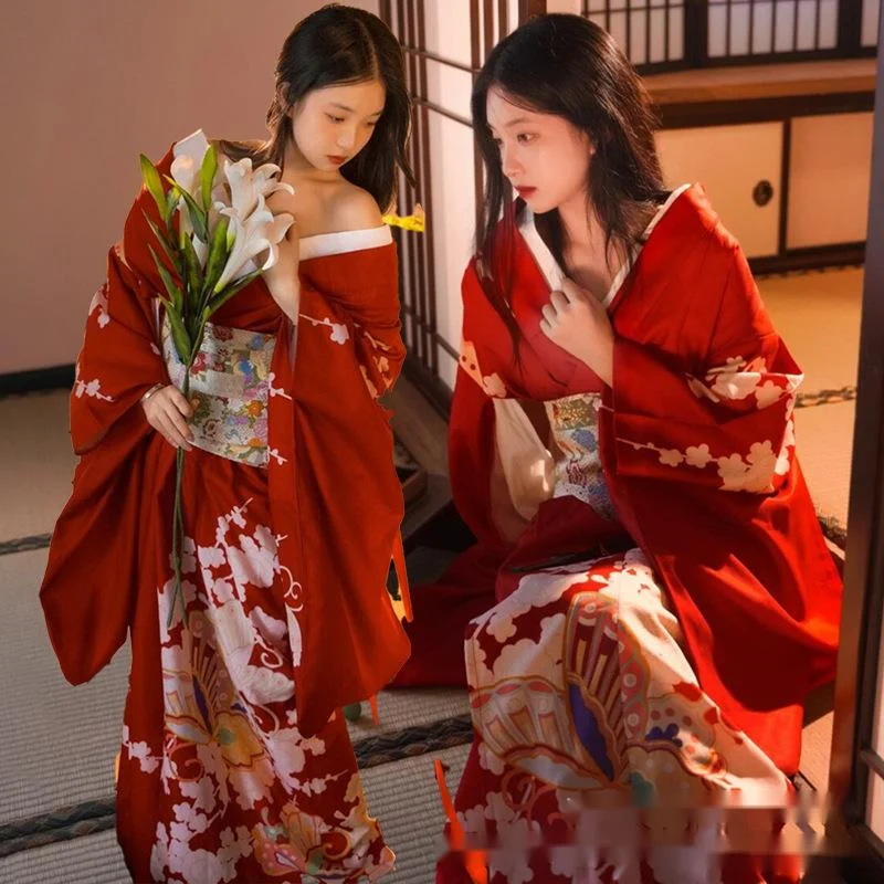 Robe Kimono Traditionnelle Couleur Rouge Motifs Floraux Blancs Bleus Coupe Ample Liberte Mouvement Soiree Fete