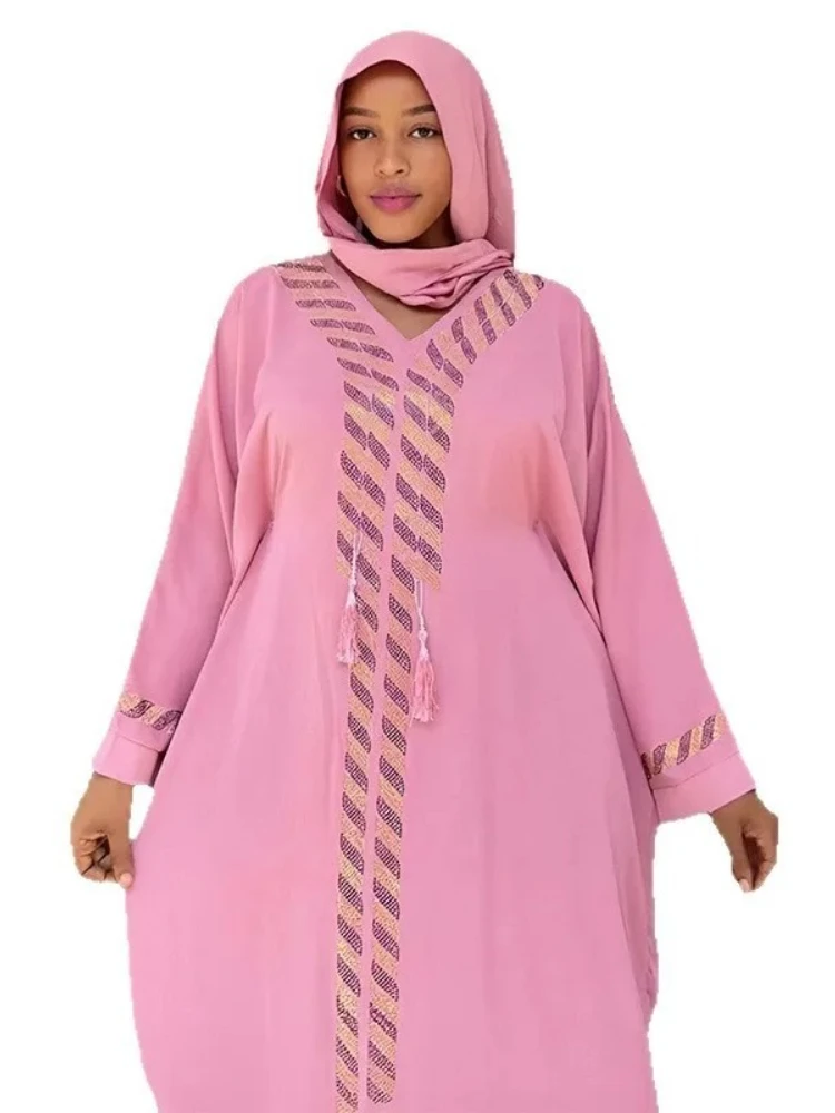 Robe Abaya Satin Polyester Couleur Noire Motif Lignes Diagonales Dorées Tombé Doux Confortable Occasion Soirée Élégante