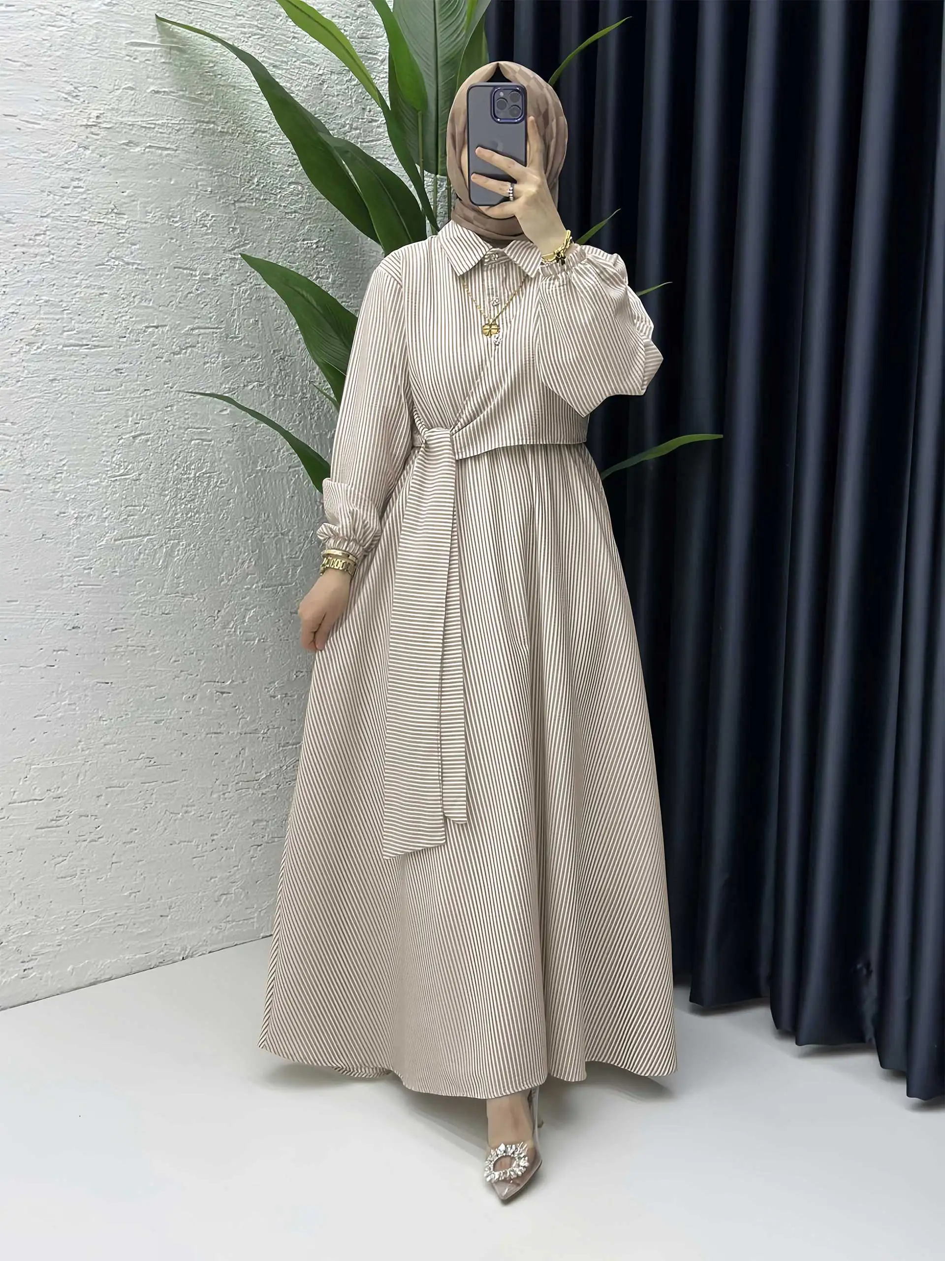 Abaya rayé beige d'inspiration de Dubaï avec col de chemise et taille ceinturée, idéal pour les looks chics urbains arabes et respectueux de la mosquée