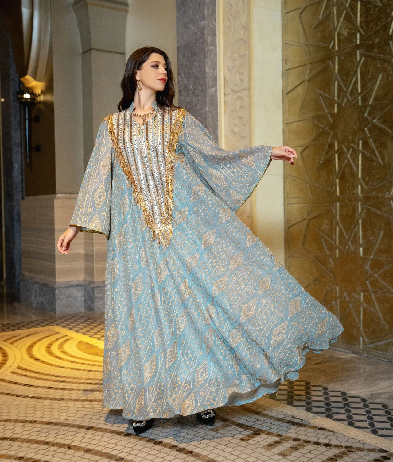 Abaya musulman de luxe de Style dubaï, vert clair avec des embellissements de paillettes dorées et brillantes, idéal pour les Galas de la haute société arabe, nouvelle collection 2025