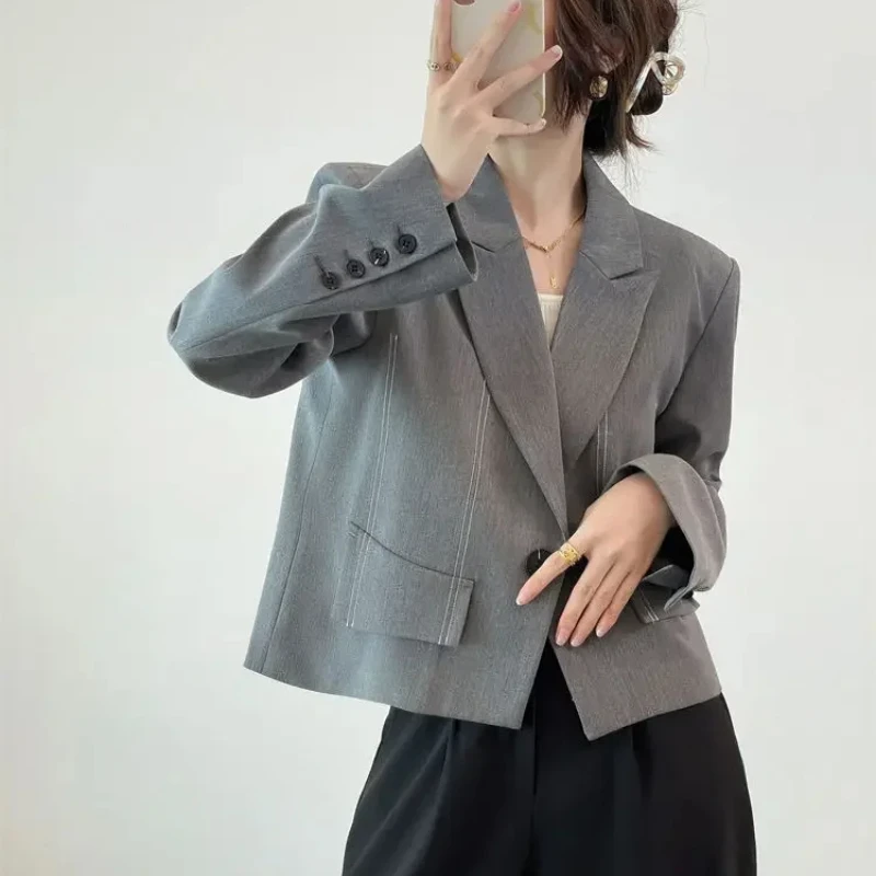 Blazer Tailleur Noire Coton Polyester Spandex Coupe Droite Ajustée Longueur Moyenne Hanches Blancs Coutures Visibles Poches Bureau Élégant