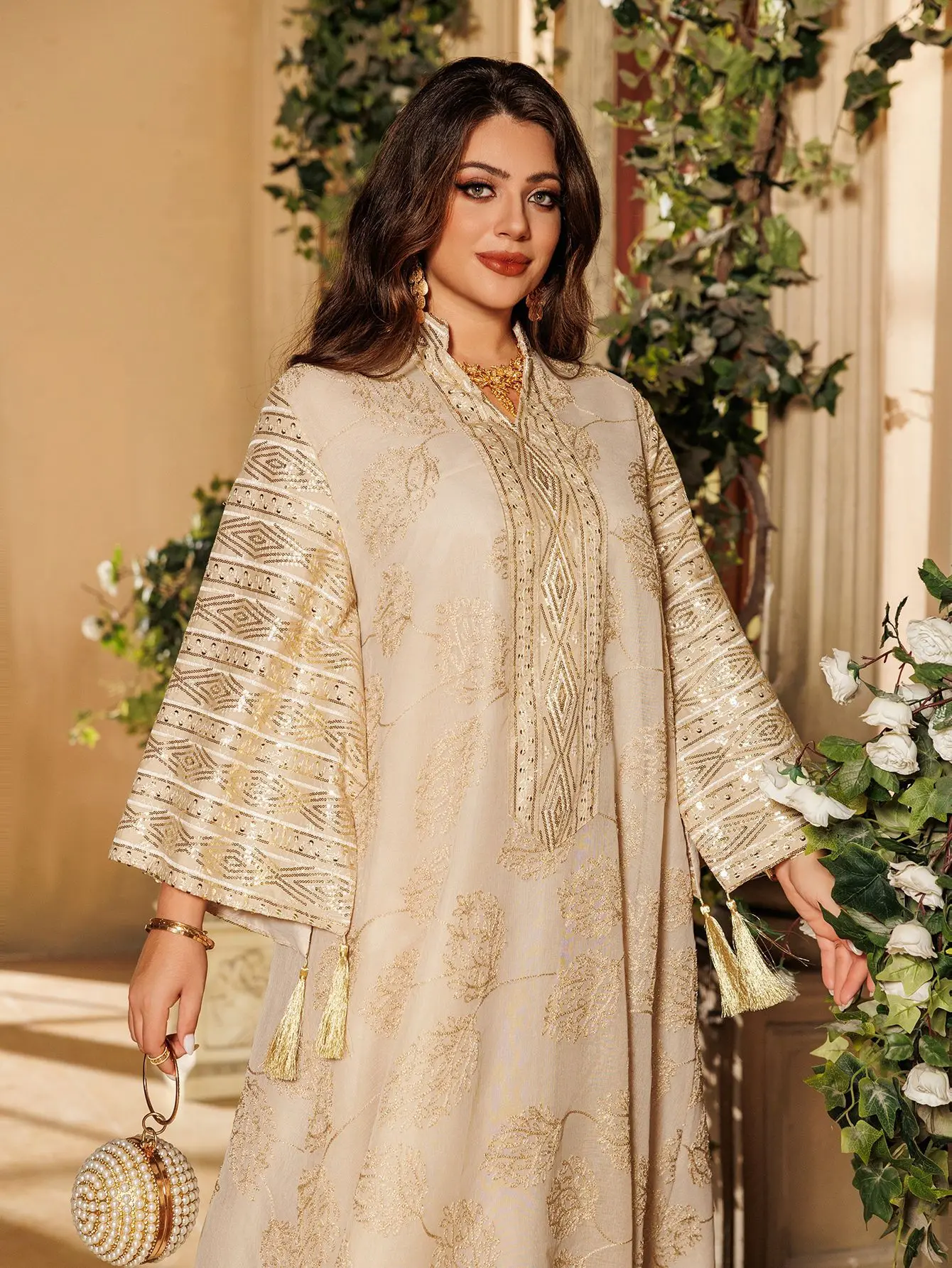 Abaya beige élégant pour dames islamiques Idée de broderie dorée complexe pour les festivités et les cérémonies religieuses au Moyen-Orient