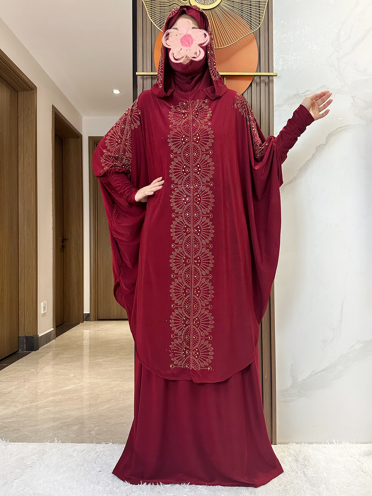 Abaya Ampli Capuche Integree Couleur Bordeaux Rose Pale Bleu Ciel Motif Broderie Dorée Silhouette Elegant Mouvement Confortable Occasion Fete Traditionnelle