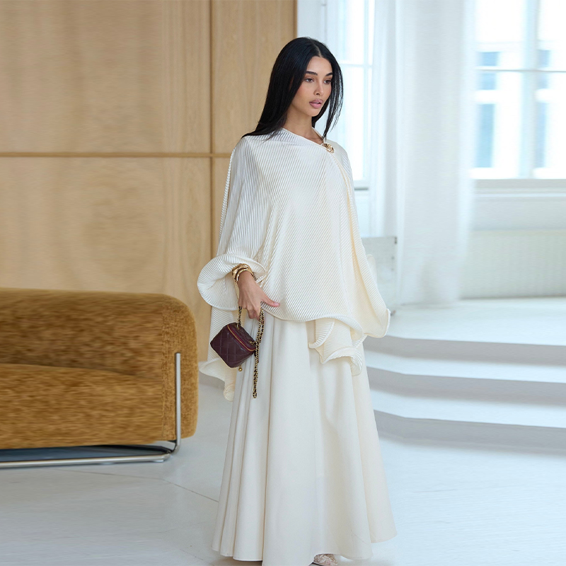 Ensemble Abaya 2 pièces Modeste Style Old Money 2026, Robe longue en satin plissée crème élégante avec cape, Nouvelles robes décontractées tendance pour femmes 2026